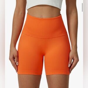 NWT High-Waisted Seamless Workout Shorts with Waterproof Zipper Pocket Size M